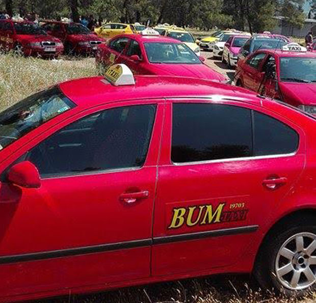 Црногорски таксисти настављају рат